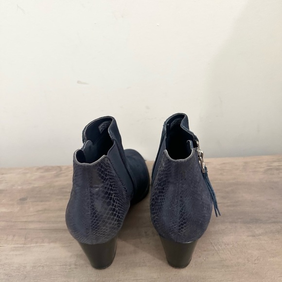 Vionic Anne Ankle Boots Blue Suede Leather Comfort Snake Print Sz 7 - Picture 4 of 6